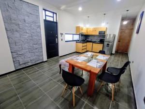 a kitchen with a wooden table and chairs at Suite Departamento Nuevo in Aguascalientes
