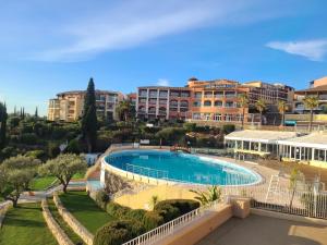 - une vue sur la piscine d'un complexe dans l'établissement Cap Esterel Rez de jardin D2, à Saint-Raphaël