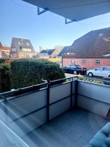 un balcón con vistas a un aparcamiento en Stadtbude 50, en Emden