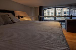 Un pat sau paturi într-o cameră la MANHATTAN LOFT - centre - parking privé - patio