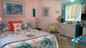 1 dormitorio con cama y lavamanos en SI COMO NO INN en Flagler Beach