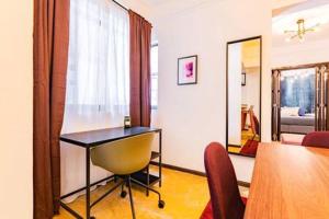 Habitación con escritorio, mesa y silla. en NEW Amsterdam St Condo Parque Mexico 5-min Walk, en Ciudad de México 13 fotos más