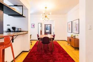 Una cocina y un comedor con mesa y sillas. en NEW Amsterdam St Condo Parque Mexico 5-min Walk, en Ciudad de México
