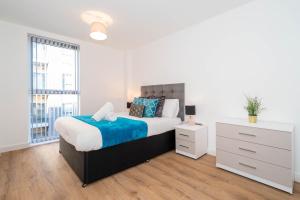 1 dormitorio con 1 cama, vestidor y ventana en Luxury Apartment - Private Parking - City Centre - Free Netflix & Wifi - 304H en Birmingham