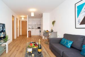 Sala de estar con sofá y mesa con botella de vino en Luxury Apartment - Private Parking - City Centre - Free Netflix & Wifi - 304H en Birmingham