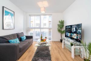a living room with a couch and a tv at Luxury Apartment - Private Parking - City Centre - Free Netflix & Wifi - 304H in Birmingham
