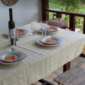 einen Tisch mit Speisen und einer Flasche Wein in der Unterkunft Vila Dedo Liben in Vratsa