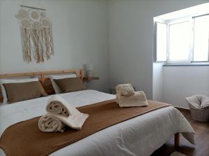 sypialnia z łóżkiem z ręcznikami w obiekcie Inn Alentejo w mieście Castro Verde