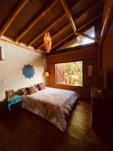 ein Schlafzimmer mit einem großen Bett und einem Fenster in der Unterkunft Casa Lobo-guará in Alto Paraíso de Goiás