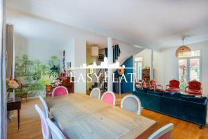 - une salle à manger avec une table et des chaises en bois dans l'établissement Nice 5-bedroom apartment like a house, Boulogne, by Easyflat, à Boulogne-Billancourt