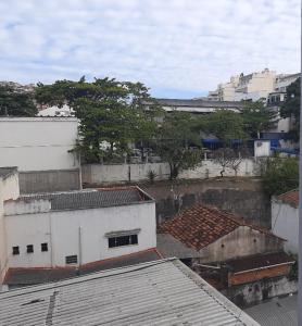 einen Blick über die Dächer von Gebäuden in einer Stadt in der Unterkunft Loft Aconchegante no Centro de Niterói! in Niterói