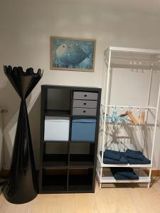 um quarto com uma cómoda e um espelho em Apartment Testerep in Westende-Bad 150 m van het strand met garage voor 5 personen em Middelkerke