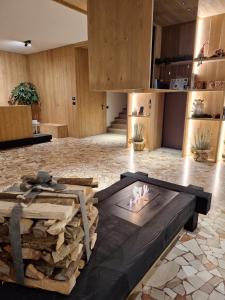 aMa Dolomiti Resort في فيجو دي كادوري: غرفة معيشة مع موقد في منتصف الغرفة