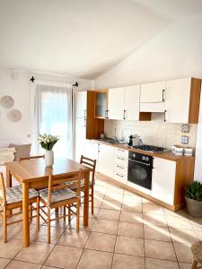 Kuchyňa alebo kuchynka v ubytovaní Casa Carmen - Attico vista mare