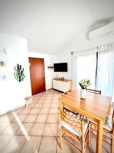 a living room with a table and a tv at Casa Carmen - Attico vista mare in Porto San Paolo