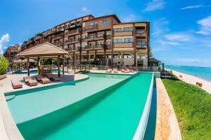 um hotel com piscina junto ao oceano em Barra Bali: Resort Beira Mar na Barra de São Miguel