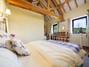 a bedroom with a large bed in a room at 1 Bed in Ashford in the Water PK574 in Great Longstone