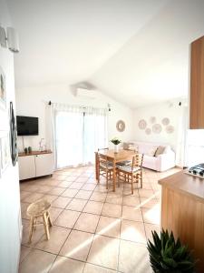 Kuchyňa alebo kuchynka v ubytovaní Casa Carmen - Attico vista mare