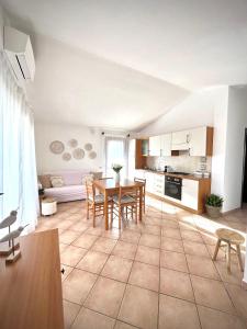 Kuchyňa alebo kuchynka v ubytovaní Casa Carmen - Attico vista mare