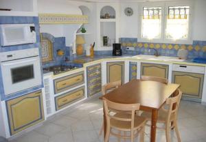 Кухня або міні-кухня у Provence Vaucluse Ventoux Villa Caromb
