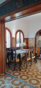 ペルディカにあるApollonion Apartment Aiginaのダイニングルーム(テーブル、椅子付)