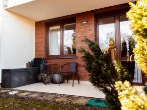 Vonkajšia záhrada v ubytovaní APARTAMENT POD GWIAZDAMI, z dwoma ogródkami i dwoma tarasami
