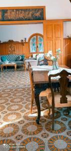 ペルディカにあるApollonion Apartment Aiginaのリビングルーム(テーブル、ソファ付)