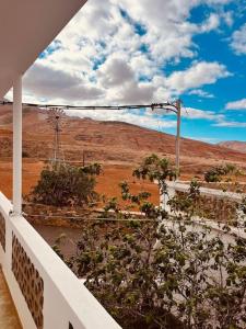 una vista sul deserto da un balcone di una casa di Casa Plaza 1 a Vega de Río de Palmas
