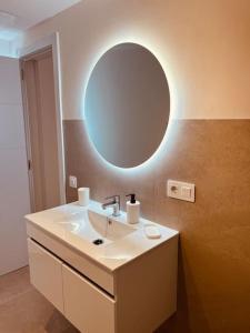a bathroom with a sink and a mirror at Casa Plaza 1 in Vega de Río de Palmas