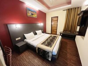 Hotel Diamond Airport في نيودلهي: غرفة نوم بسرير كبير في غرفة حمراء