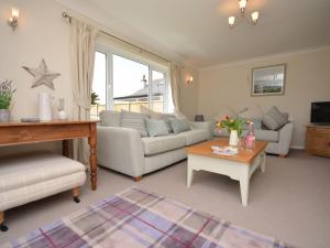 uma sala de estar com um sofá e uma mesa em 2 Bed in Sutton On Sea 42804 em Anderby