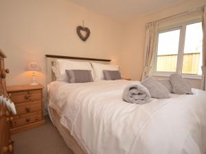 um quarto com uma grande cama branca e uma janela em 2 Bed in Sutton On Sea 42804 em Anderby