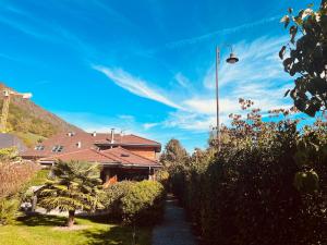 una casa con una luz de la calle junto a una casa en Villa Marie en Sévrier