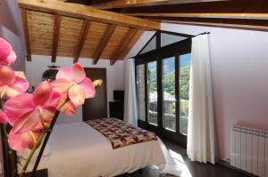 1 dormitorio con cama y ventana grande en Casa Rural La Comella, en Tirvia