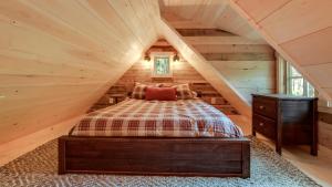 sypialnia z łóżkiem na poddaszu w obiekcie The Dogwood in Treehouse Grove at Norton Creek w mieście Gatlinburg