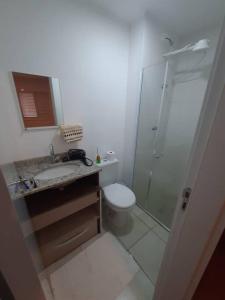 ein Bad mit einem WC, einem Waschbecken und einer Dusche in der Unterkunft Apartamento para Negócios e Lazer no Aeroporto in Sao Jose do Rio Preto
