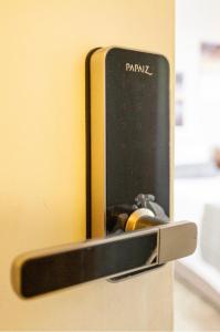 a refrigerator door with a p knife on it at Suite Privativa ao lado do Aeroporto de Congonhas212 in Sao Paulo