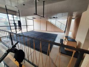 uma vista para um quarto com um grande quarto com uma escada em Apartamento para Negócios e Lazer no Aeroporto em São José do Rio Preto