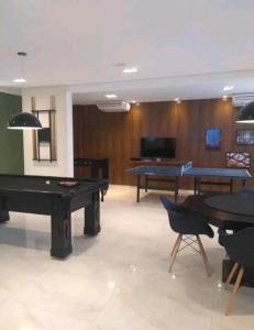 Habitación con 2 mesas de ping pong y pelotas de ping pong. en Apartamento para Negócios e Lazer no Aeroporto, en São José do Rio Preto