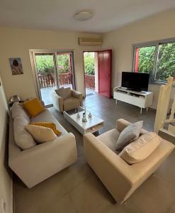 TV a/nebo společenská místnost v ubytování Beautiful maisonette in Protaras