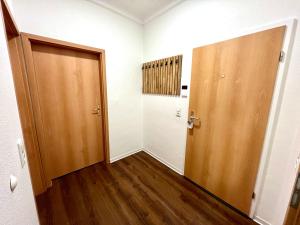 an empty room with a door and a hallway at Stadtmitte im Zentrum von Itzehoe in Itzehoe