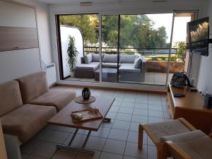 Studio dans résidence de standing avec parking et sa terrasse vue mer的休息区