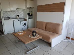 - un salon avec un canapé et une table dans l'établissement Studio dans résidence de standing avec parking et sa terrasse vue mer, à Bidart