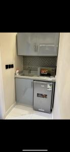 una pequeña cocina con fregadero y encimera en استديو مميز بدخول ذاتي en Riad