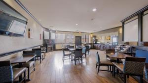 a dining room with tables and chairs in a restaurant at Comfort Suites Lawton Near Fort Sill in Lawton