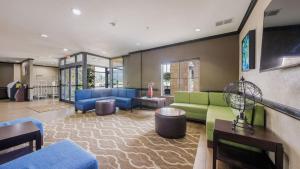 una gran sala de estar con muebles azules y verdes en Comfort Suites Lawton Near Fort Sill, en Lawton