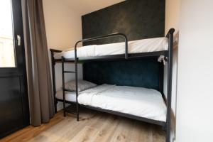 a bunk bed room with two bunk beds at Recreatiepark de Koornmolen in Zevenhuizen