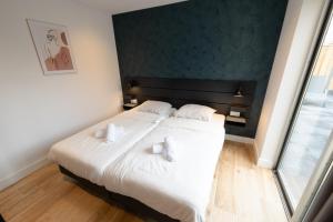 ein Schlafzimmer mit einem großen Bett mit zwei weißen Kissen in der Unterkunft Recreatiepark de Koornmolen in Zevenhuizen