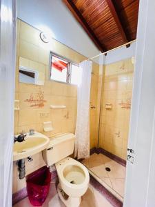 uma casa de banho com um WC e um lavatório em Hospedaje La Nave em Bello