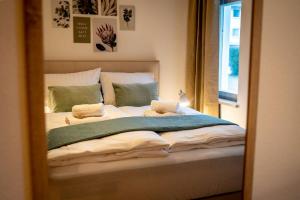 A bed or beds in a room at VILLA I 100m Kurpark I Wintergarten Boxspringbett I NETFLIX